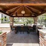 公寓 Center With Private Garden And Bbq 波雷奇