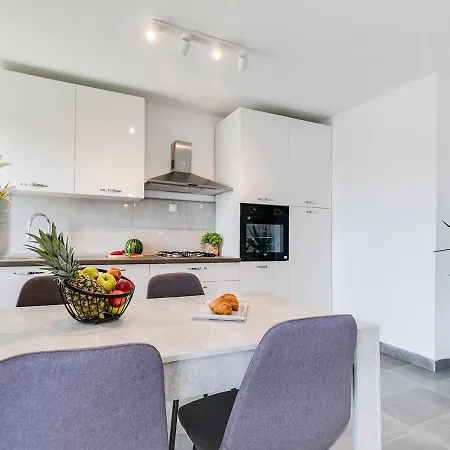 Center With Private Garden And Bbq Apartman