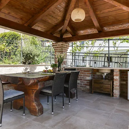 Center With Private Garden And Bbq شقة بوريتش