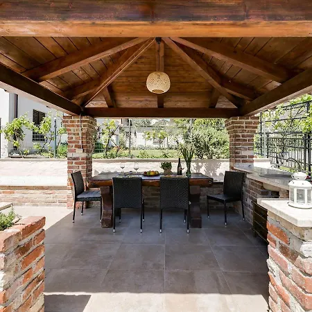 Apartmán Center With Private Garden And Bbq Poreč