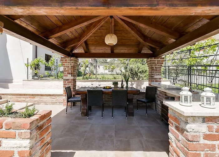 Apartment Center With Private Garden And Bbq Poreč