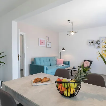 Apartman Center With Private Garden And Bbq *